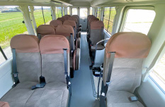 マイクロバス車内